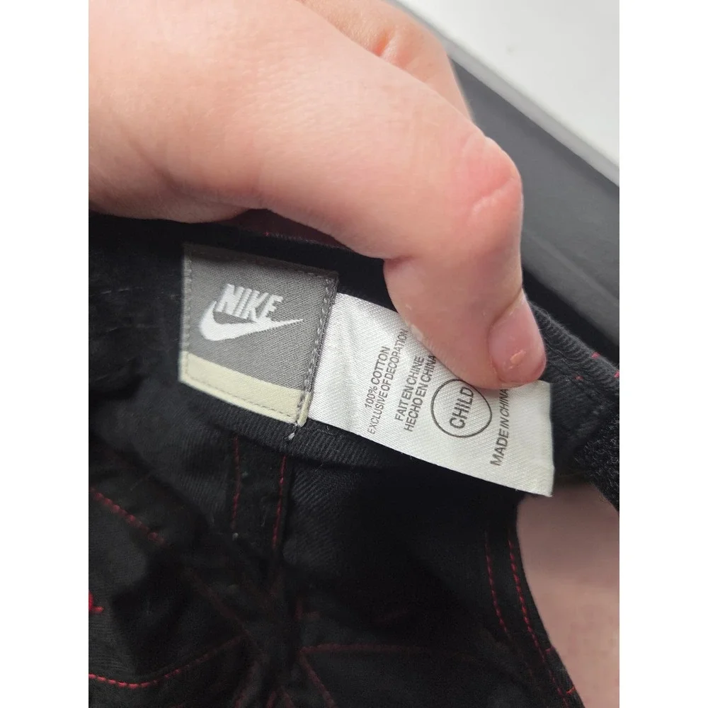 Nike Child Baseball‎ Cap Black Red Contrast Stitching Embroidered Swoosh Hat